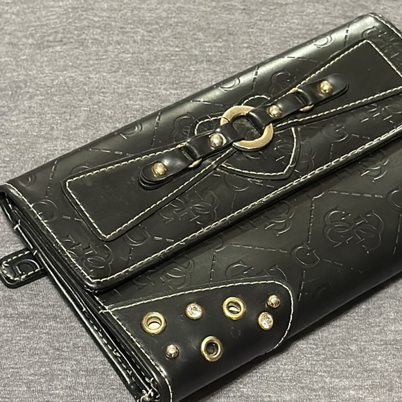 GUESS wallet - embossed Gs, snap closure, outer zipper - Picture 2 of 7